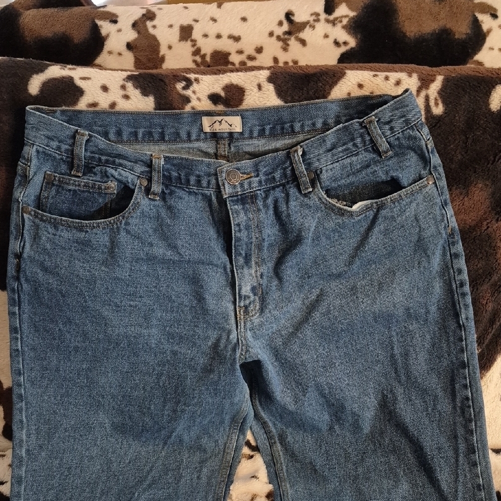 Blue MOUNTAIN, Classic Blue Relaxed Fit Jeans for Men. WAIST 40. - Picture 3 of 12